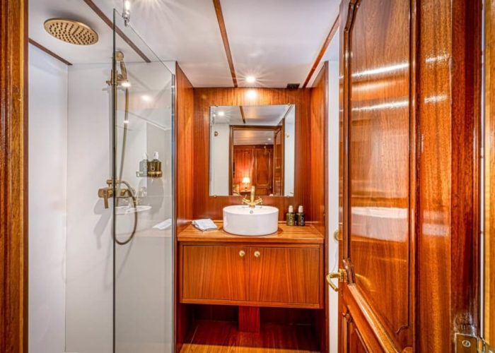 Classic Motor Yacht Chantella Bathroom