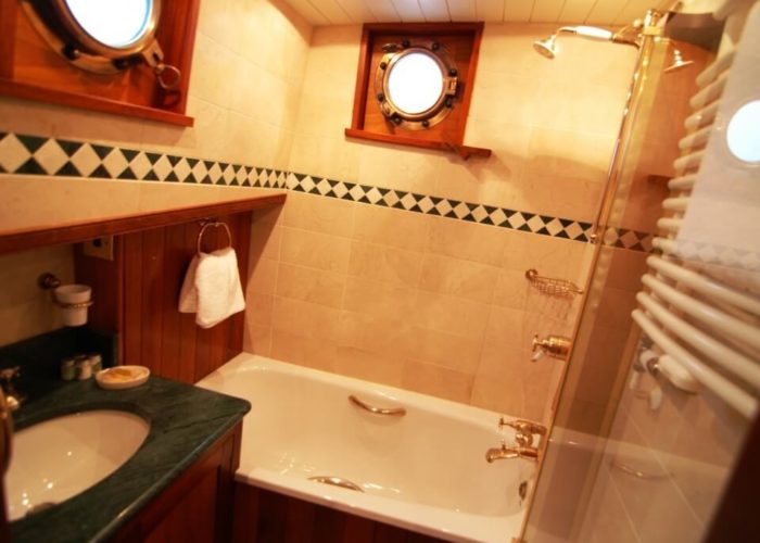 Classic Motor Yacht The Randle Master Cabin Bathroom