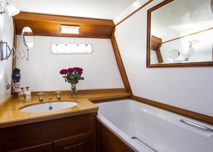 Classic Motor Yacht Rum Jungle Bathroom