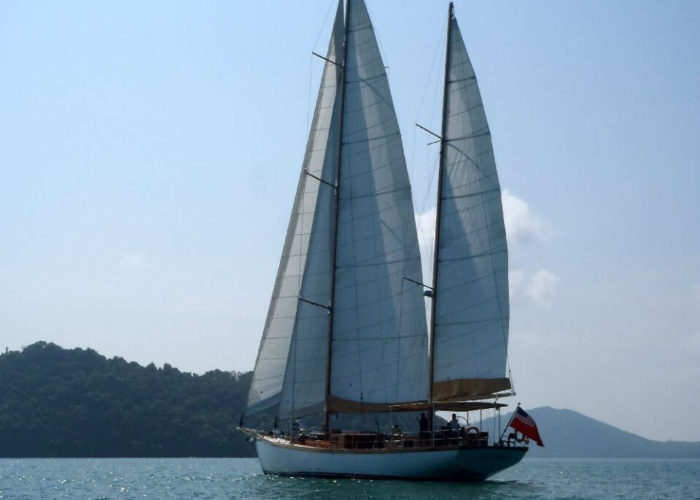 Classic Sailing Yacht Aventure Sailing Astern