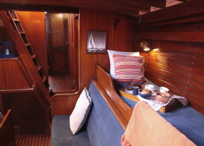 Classic sailing yacht Yanira cabin