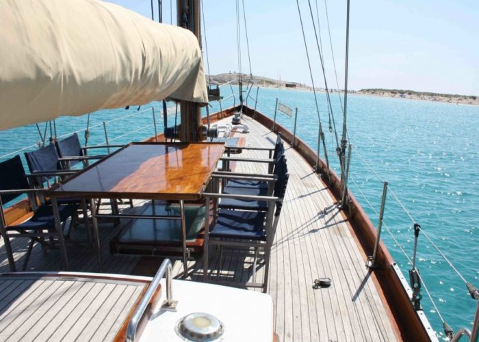Classic sailing yacht Yanira deck