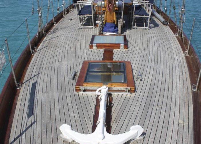 Classic sailing yacht Yanira foredeck