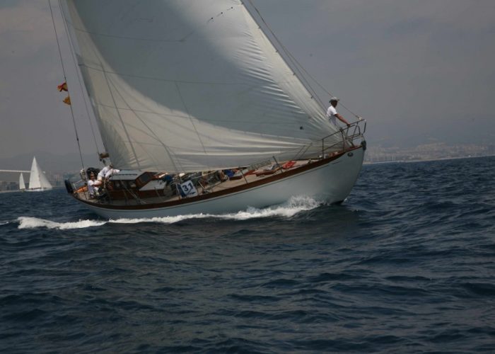 Classic sailing yacht Yanira racing