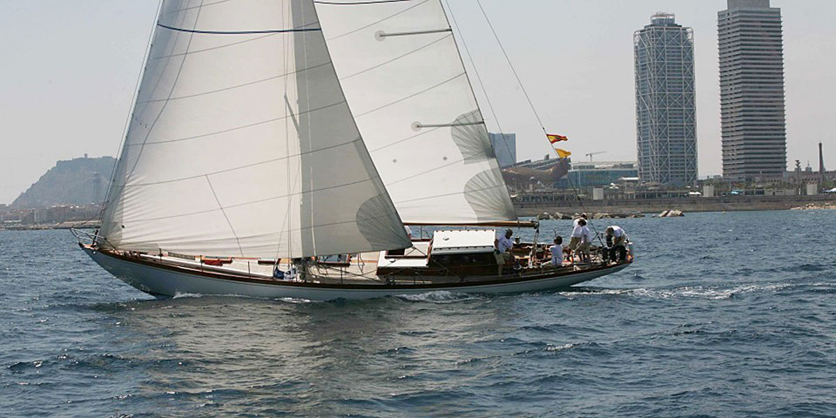 Classic sailing yacht Yanira under sail