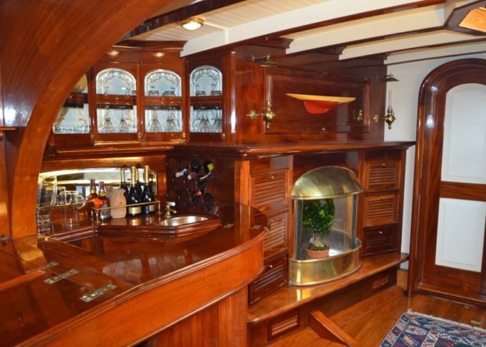 Classic Sailing Yacht Whitefin Bar