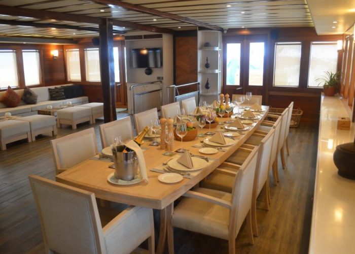 Classic Sailing Yacht Lamima Dining Table