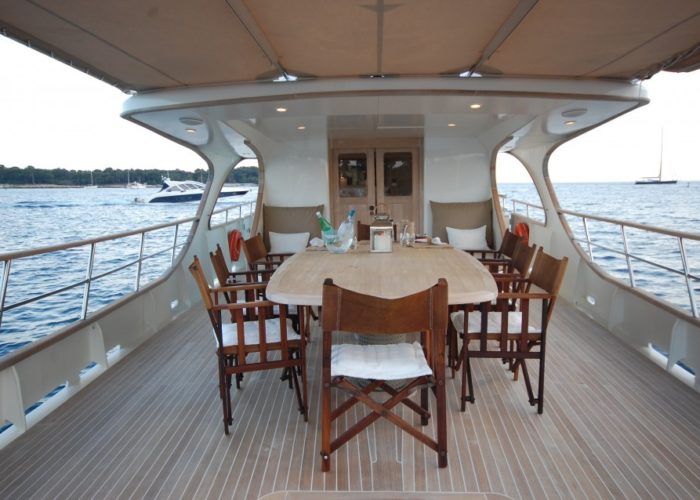 motor yacht Conquest aft deck dining