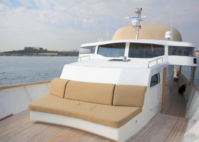 motor yacht Conquest forward seating