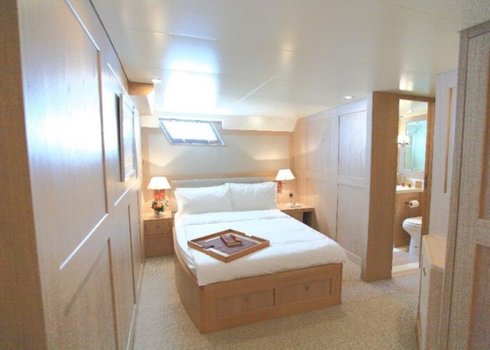 motor yacht Conquest master cabin