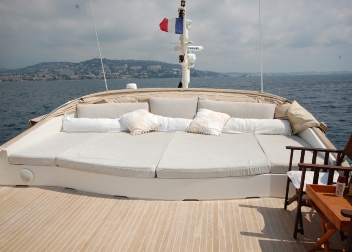 motor yacht Conquest sunbeds