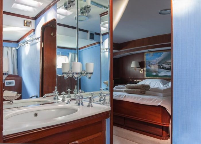 Classic Sailing Yacht Lamadine Bathroom