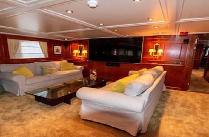 classic motor yacht chantal interior lounge3.jpg