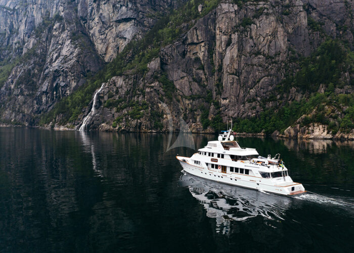 classic motor yacht daydream external main ocean.jpg