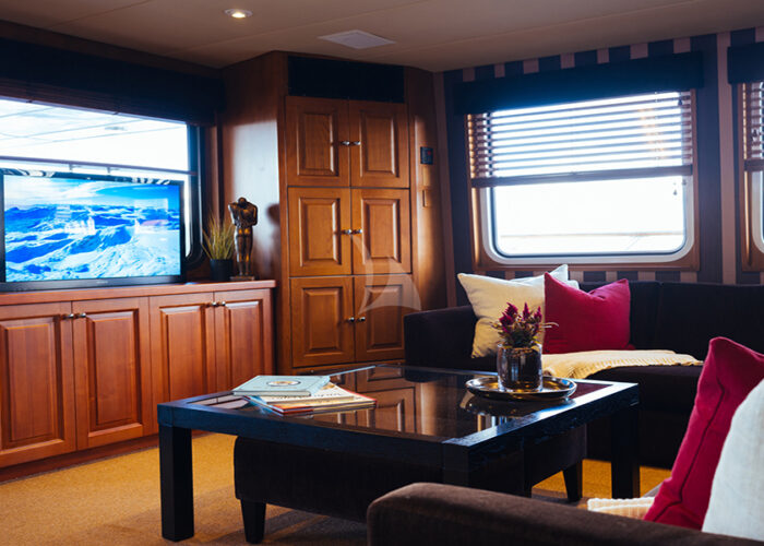 classic motor yacht daydream interior lounge.jpg
