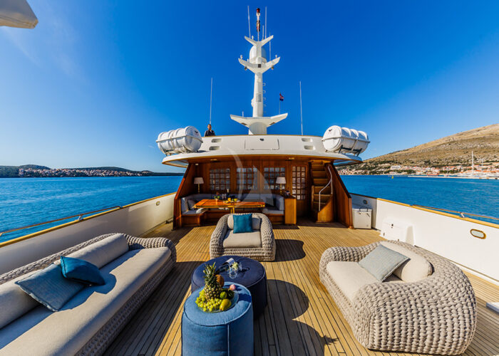 classic motor yacht je to je external sundeck lounge.jpg