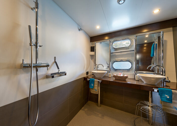 classic motor yacht monara interior bathroom2.jpg