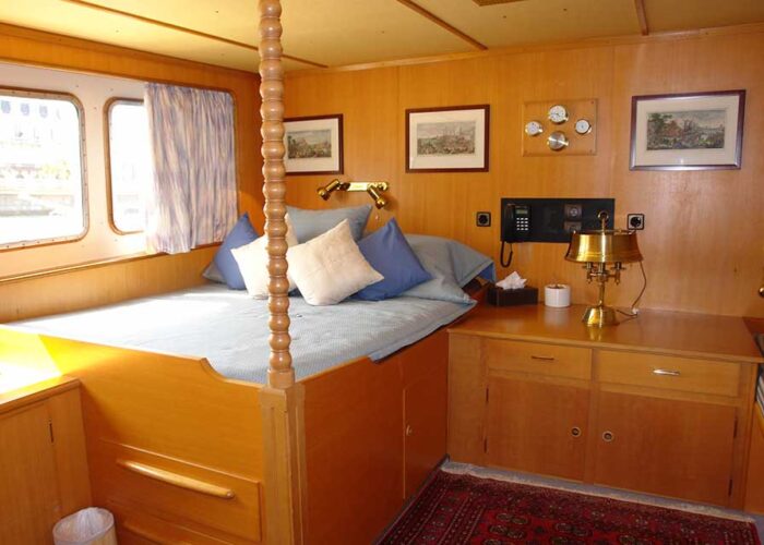 classic motor yacht sanssouci star interior guest cabin.jpg