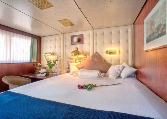 classic motor yacht sanssouci star interior masterbedroom.jpg