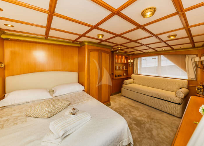 classic motor yacht to je to bedroom view2.jpg