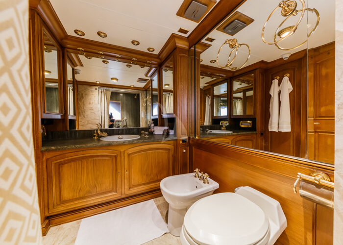 classic motor yacht to je to interior bathrom.jp g