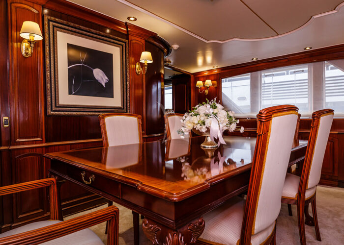 classic motor yacht to je to interior dining2.jpg