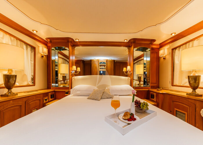 classic motor yacht to je to interior master bedroom.jpg