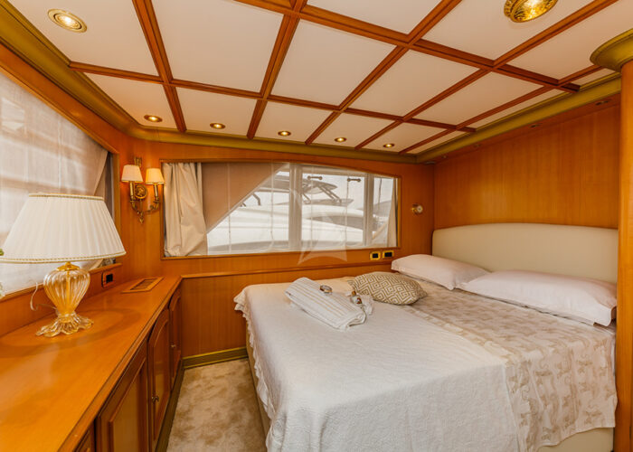classic motor yacht to je to interior vip bedroom.jpg