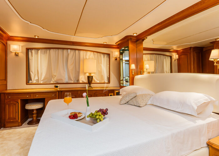 classic motor yacht to je to master bedroom 2.jpg