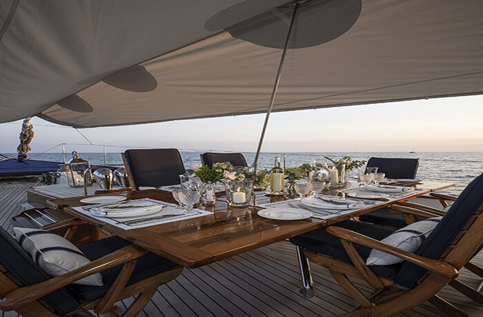 classic sailing yacht alexofloflondon alresco dining.jpg