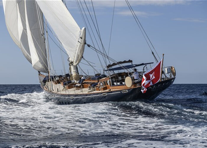classic sailing yacht alexofloflondon ocean racing.jpg