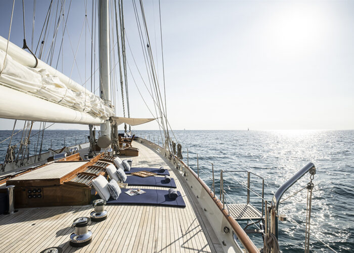 classic sailing yacht alexofloflondon port stern..jpg