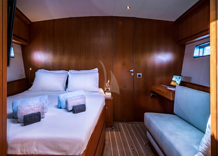 classic sailing yacht ikigai interior master cabin.jpg
