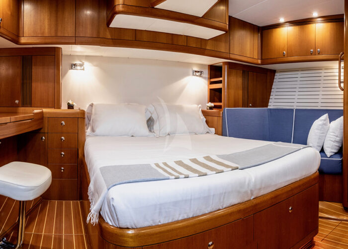classic sailing yacht kallima interior master bedroom.jpg