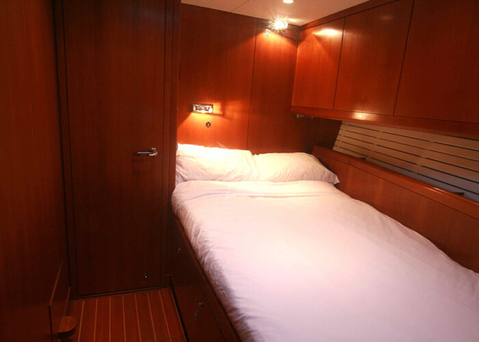 classic sailing yacht kallima interior single cabin-bed.jpg